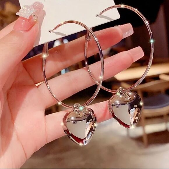 🖤 Beautiful silver hoops with puffy silver hearts. 🖤 - Picture 5 of 5